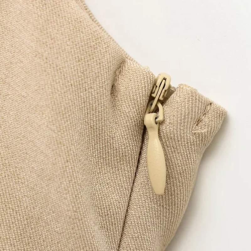 Selena | Vestido mini sin mangas, escote en V, botones y pliegues