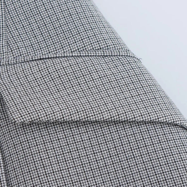 Lana | Vestido mini gris sin mangas con cuello solapa y detalle de doble botón