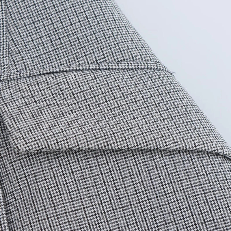 Lana | Vestido mini gris sin mangas con cuello solapa y detalle de doble botón