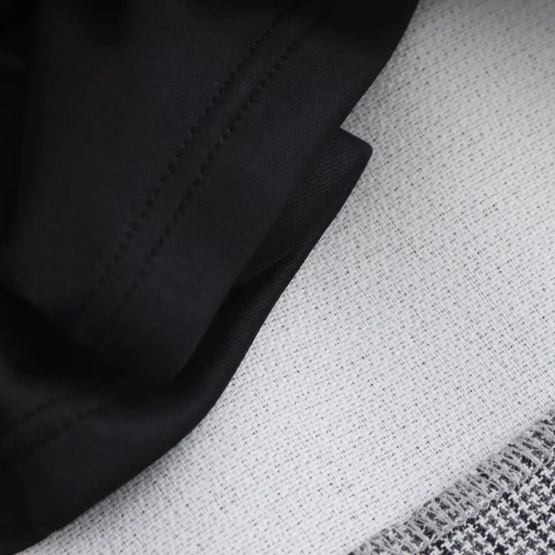 Lana | Vestido mini gris sin mangas con cuello solapa y detalle de doble botón