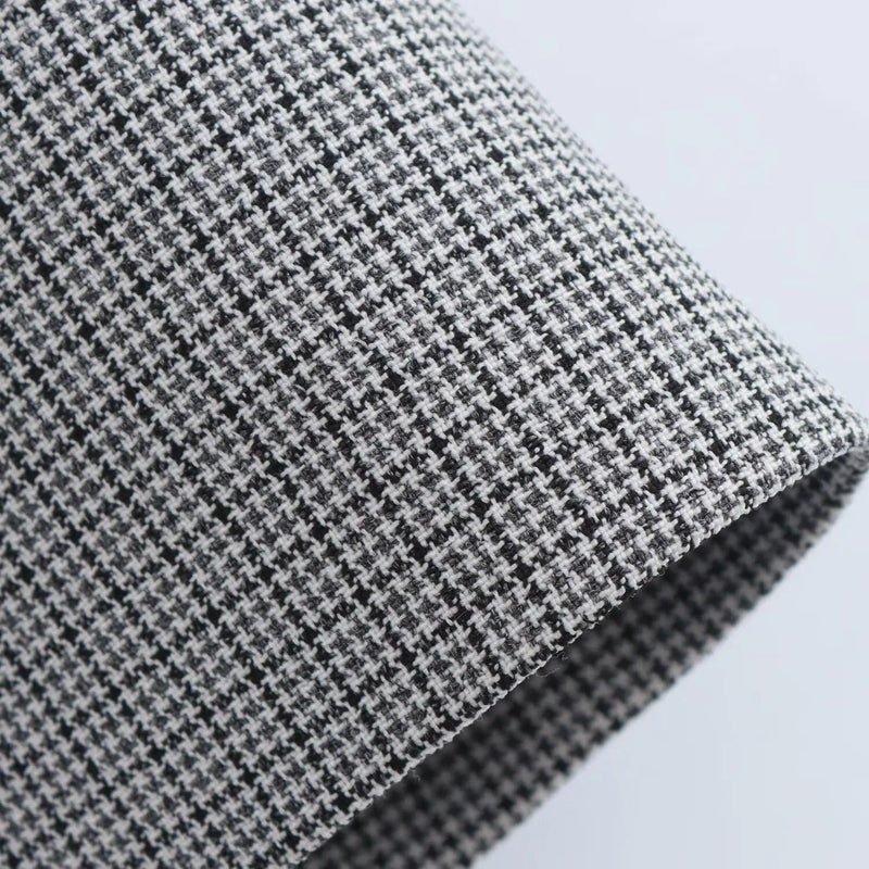 Lana | Vestido mini gris sin mangas con cuello solapa y detalle de doble botón