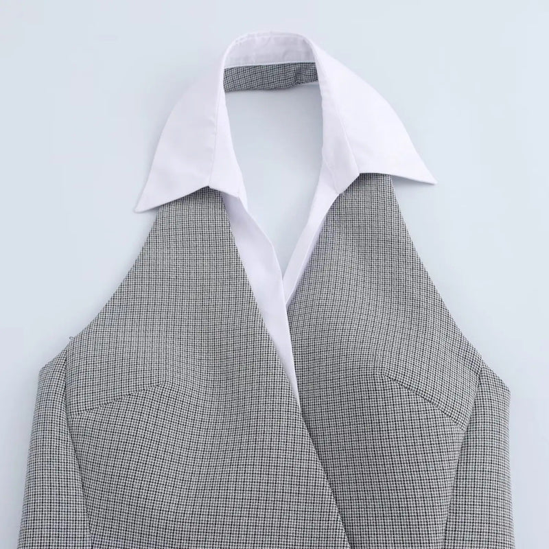 Lana | Vestido mini gris sin mangas con cuello solapa y detalle de doble botón