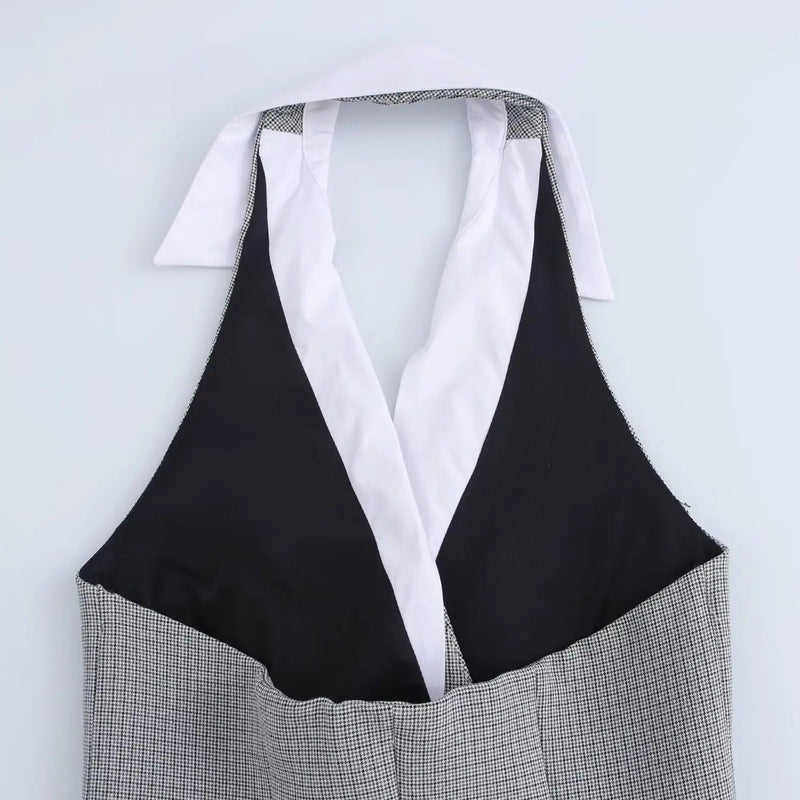 Lana | Vestido mini gris sin mangas con cuello solapa y detalle de doble botón