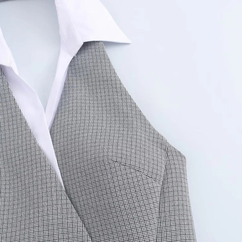 Lana | Vestido mini gris sin mangas con cuello solapa y detalle de doble botón