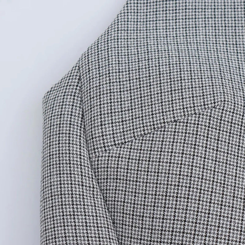 Lana | Vestido mini gris sin mangas con cuello solapa y detalle de doble botón