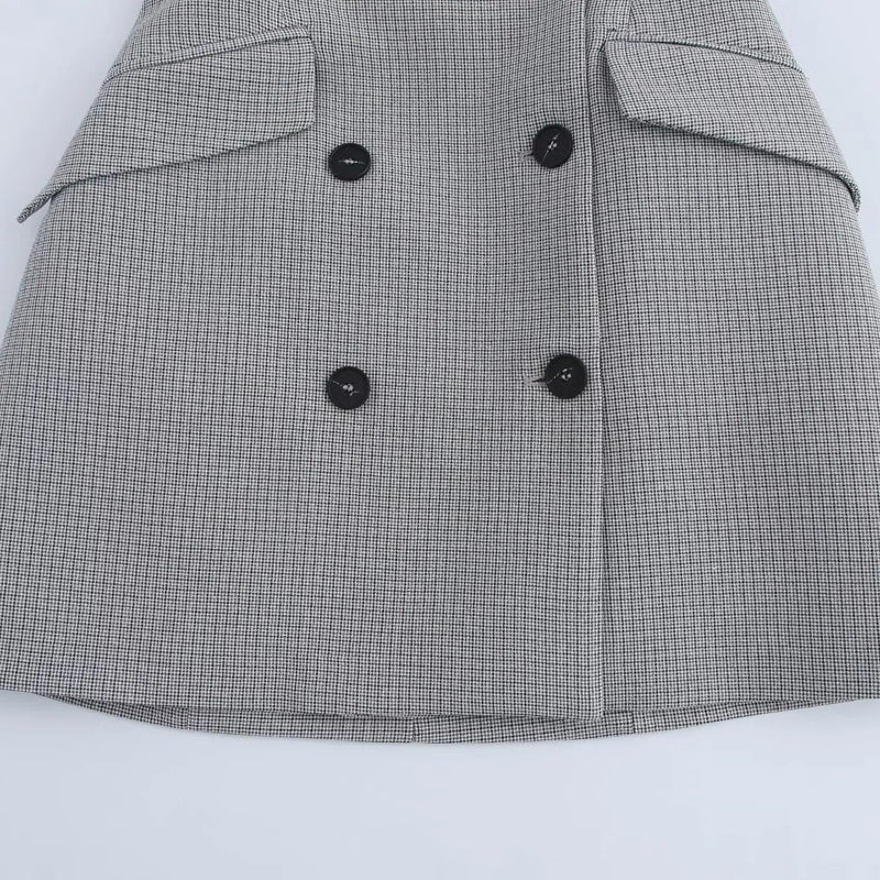 Lana | Vestido mini gris sin mangas con cuello solapa y detalle de doble botón